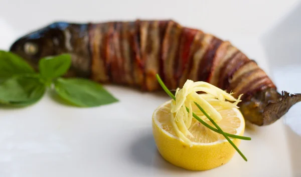 Grillad hel öring med citron — Stockfoto