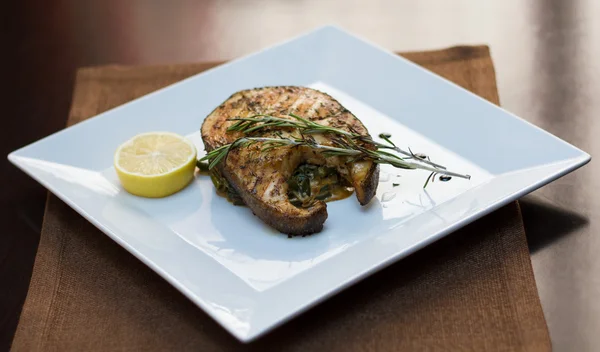 Filetes a la plancha de pescado fresco con limón y romero —  Fotos de Stock
