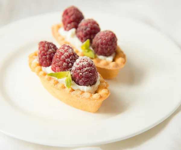 Tartlets with raspberry — Stock Photo, Image