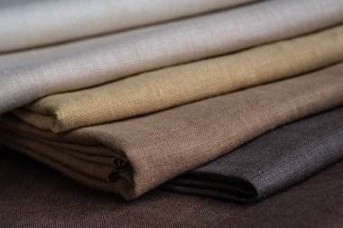 Kahverengi kumaş yığını, yaklaşın. Sığ noktalı Macro