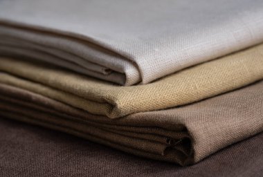 Kahverengi kumaş yığını, yaklaşın. Sığ noktalı Macro