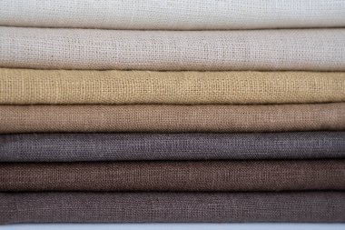 Kahverengi kumaş yığını, yaklaşın. Sığ noktalı Macro