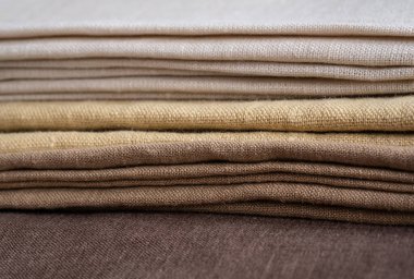 Kahverengi kumaş yığını, yaklaşın. Sığ noktalı Macro