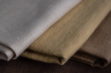 Kahverengi kumaş yığını, yaklaşın. Sığ noktalı Macro