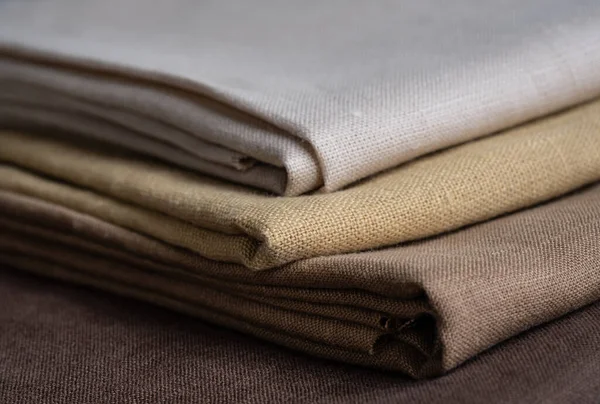 Kahverengi kumaş yığını, yaklaşın. Sığ noktalı Macro