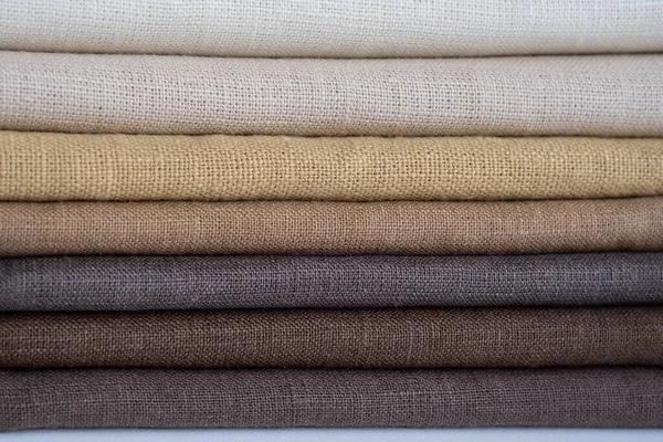 Kahverengi kumaş yığını, yaklaşın. Sığ noktalı Macro