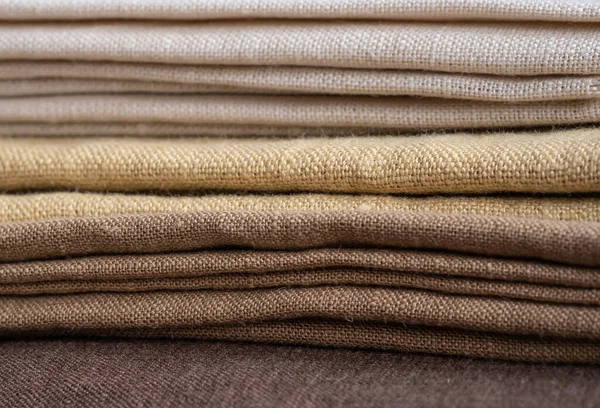 Kahverengi kumaş yığını, yaklaşın. Sığ noktalı Macro