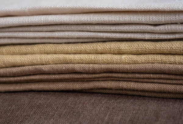 Kahverengi kumaş yığını, yaklaşın. Sığ noktalı Macro