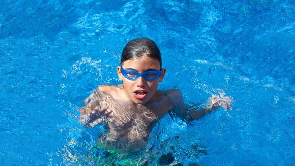 屋外スイミングプールで男の子の肖像画 水泳ゴーグルのティーンエイジャー ホテルや屋外スイミングレッスンでの夏休み 健康的なライフスタイルのコンセプト — ストック写真