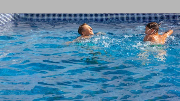 Rapazes Nadam Salpicam Água Piscina Férias Verão Hotel Conceito Estilo — Fotografia de Stock