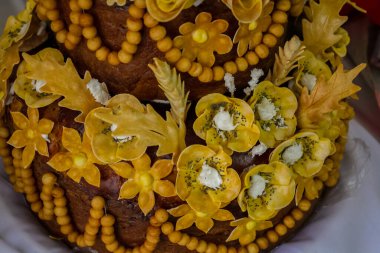 Düğün somunu - korovai. Geleneksel Doğu Avrupa düğün ekmeği ile güller ve kuğular