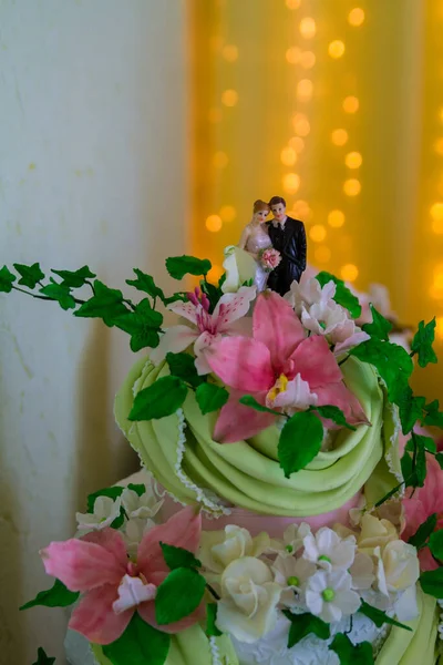 Ρολό Γάμου Korovai Παραδοσιακή Γαμήλια Τούρτα Λουλούδια — Φωτογραφία Αρχείου