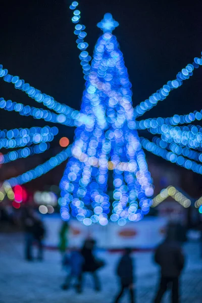 Kerstboom Met Decoraties Verlichting Bokeh Een Zwarte Achtergrond Buiten — Stockfoto