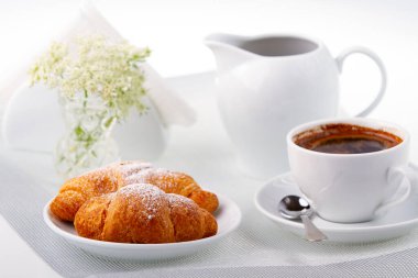 Kahve ve kruvasanla kahvaltı.