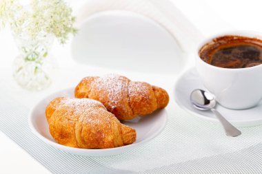 Kahve ve kruvasanla kahvaltı.