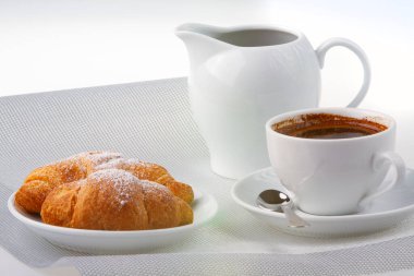 Kahve ve kruvasanla kahvaltı.