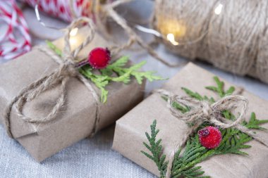 El işi paketlemedeki yeni yıl hediyeleri. Noel ve Yeni Yıl tatili geçmişi, seçici odaklanma