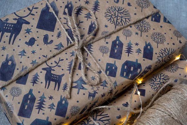 クラフト包装の新年の贈り物 クリスマスとお正月の背景 — ストック写真