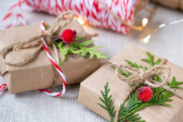 Nieuwjaarsgeschenken Ambachtelijke Verpakking Kerst Nieuwjaar Vakantie Achtergrond Selectieve Focus — Stockfoto