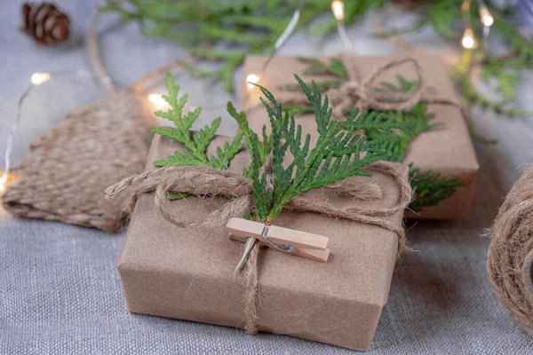 Nieuwjaarsgeschenken Ambachtelijke Verpakking Kerstmis Nieuwjaar Vakantie Achtergrond — Stockfoto