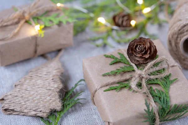 Nieuwjaarsgeschenken Ambachtelijke Verpakking Kerstmis Nieuwjaar Vakantie Achtergrond — Stockfoto