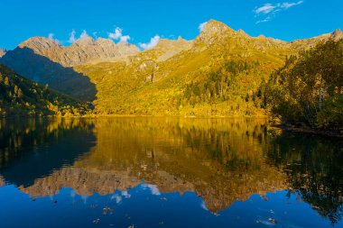 Kardyvach dağ gölü yansımaları ile. Sonbahar manzara Kafkasya dağlarında. Sochi, Rusya Federasyonu