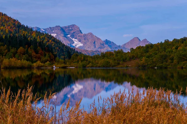 가을에는 카프카스 산맥의 호수와 바위투성이 봉우리들의 코카서스 로열티 프리 스톡 사진