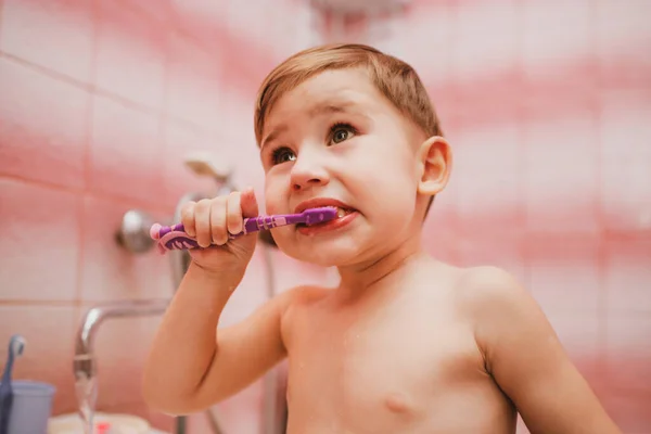 Liten Pojke Som Borstar Tänderna Badrummet Jag Går Och Lägger — Stockfoto