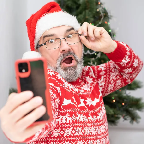 Portret Miłego Atrakcyjnego Wesołego Pozytywnego Brodatego Mikołaja Robiącego Selfie — Zdjęcie stockowe