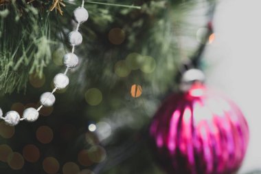 Ağaçta Noel süsleri. Bulanık, yumuşak odaklı. Bokeh