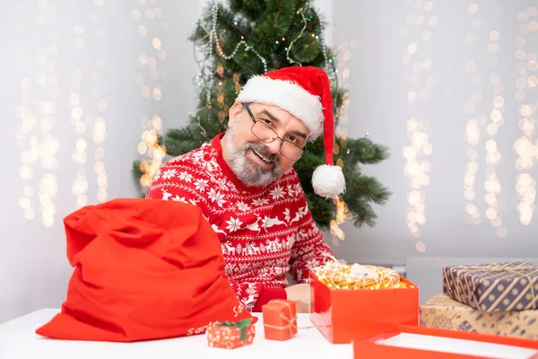 Porträtt Trevlig Attraktiv Glad Positiv Skäggig Tomte Julhälsningskoncept — Stockfoto