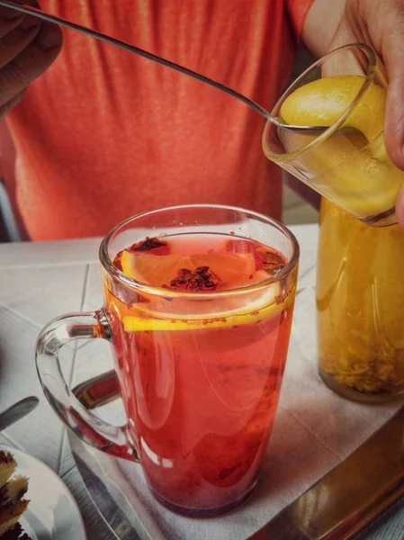 Invierno Caliente Con Frutas Bayas Especias Taza Vidrio Bebidas Navidad — Foto de Stock