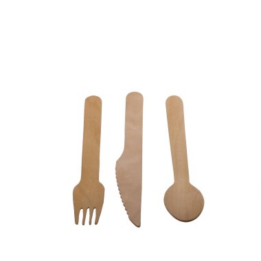 Beyaz arka planda tek kullanımlık ahşap çatal bıçak seti var. Çevre dostu materyaller. Sıfır kayıp. Metin için boşluk