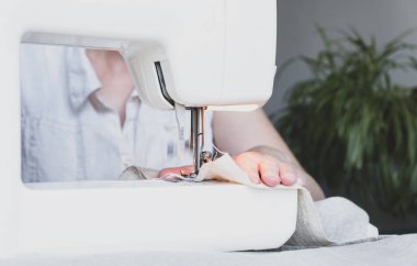 Evinde çalışırken dikiş diken bir kadın. Dikiş işlemi - Dikiş arkasında kadın elleri