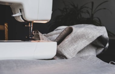 Dikiş atölyesindeki bir masanın üstüne dikiş makinesi. Yeni fırsat kavramları