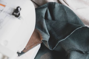 Dikiş atölyesindeki bir masanın üstüne dikiş makinesi. Yeni fırsat kavramları