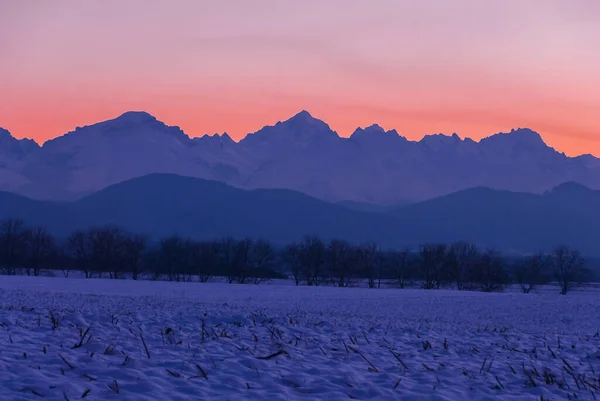 Hermoso Amanecer Escarlata Las Montañas Concepto Viaje Invierno — Foto de Stock