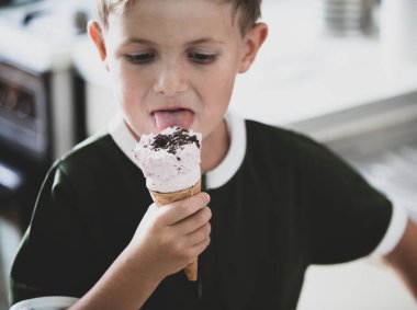 Dondurma külahı ile çocuk