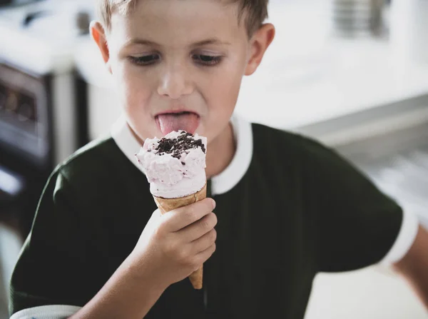 Junge Mit Eistüte — Stockfoto
