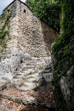 Roma tahkimatı, Roma öncesi ve Roma öncesi kiliseleri, Penedes ovası ve Garraf arasında yer alan bir kale ve antropomorfik ortaçağ mezarları olan bir ortaçağ şehri. Olerdola, İspanya