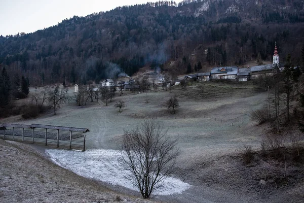 冬天的早晨 在村庄的山上 特里格拉夫国家公园欧洲斯洛文尼亚的Julian Alps — 图库照片