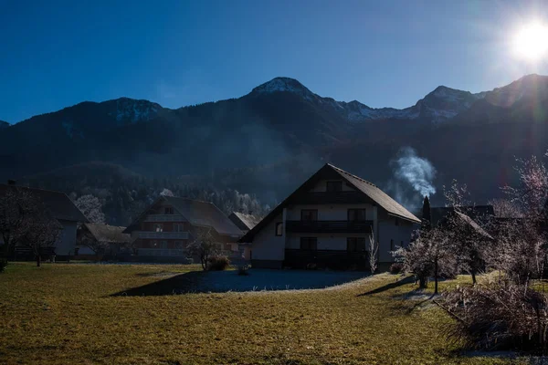 Zimowy Poranek Górach Wsi Park Narodowy Triglav Alpy Julijskie Słowenii — Zdjęcie stockowe