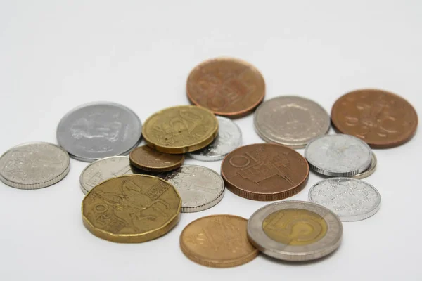 Монеты Разных Стран Разброс Монет Белом Фоне Мелкая Глубина Резкости — стоковое фото
