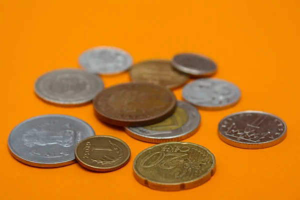 Монеты Разных Стран Разброс Монет Оранжевом Фоне Мелкая Глубина Резкости — стоковое фото