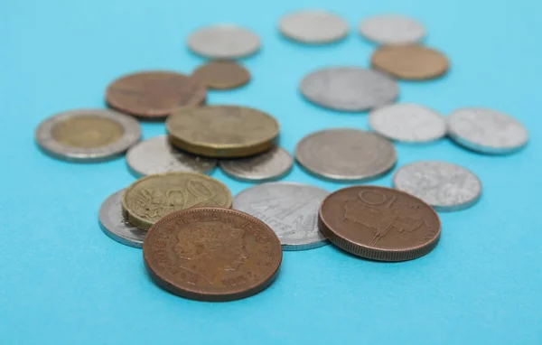 Монеты Разных Стран Разброс Монет Синем Фоне Мелкая Глубина Резкости — стоковое фото