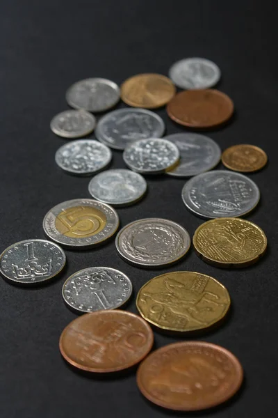 Монеты Разных Стран Разброс Монет Черном Фоне — стоковое фото