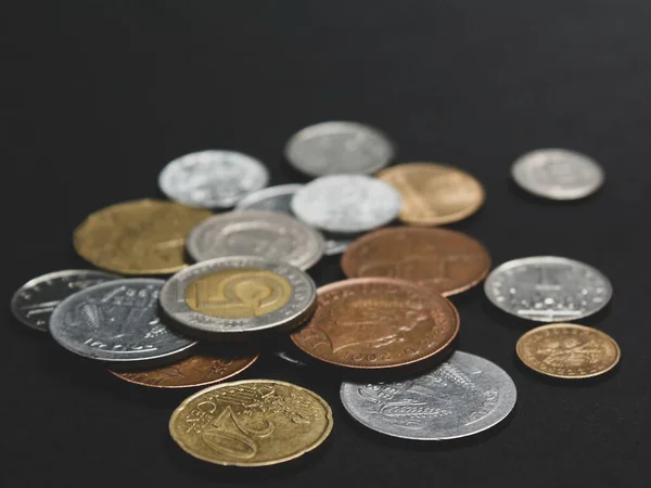 Монеты Разных Стран Разброс Монет Черном Фоне Мелкая Глубина Резкости — стоковое фото