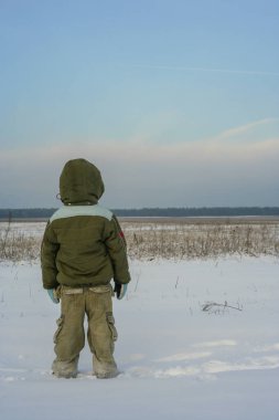 Küçük çocuk doğada yürüyor. Sağlıklı aktif yaşam 