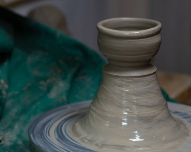 Potter iş yerinde, bulaşık yapıyor. Yaratılış, çalışan çömlekçi