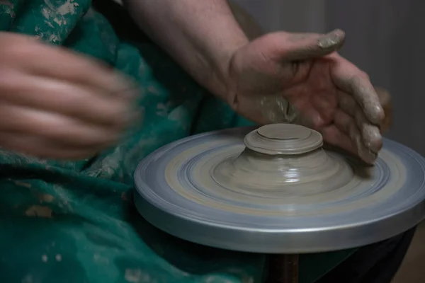 粘土鍋を作る工芸品の手 男の手だ 仕事中のポッター 料理を作る 創造だ ろくろ — ストック写真